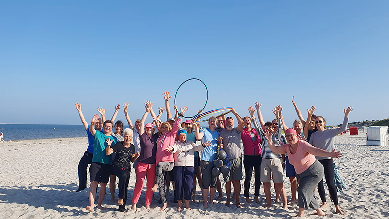 Urlauberin schwärmt von der Strandgymnastik
