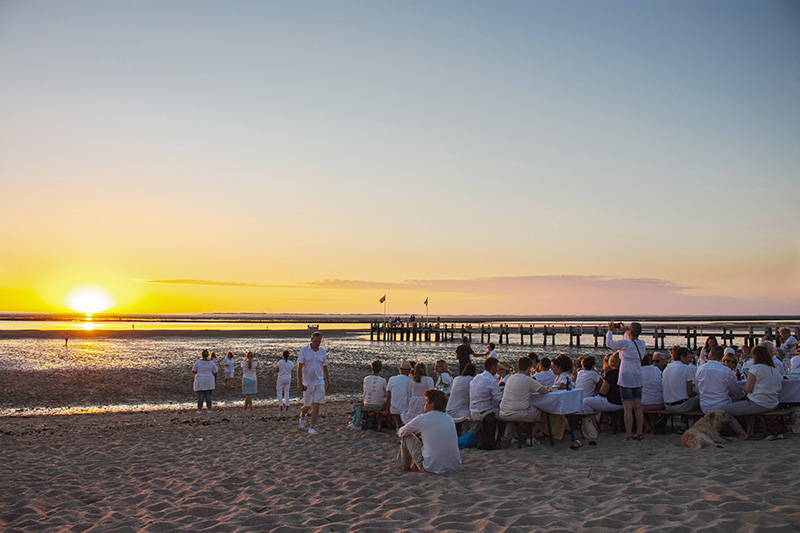 Erstes White Dinner am Utersumer Strand
